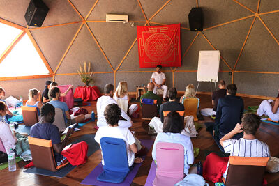 Dharmananda lecturing to a group of students in a Tantra retreat
